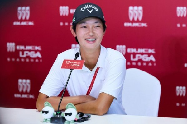 华融资产 别克LPGA锦标赛首轮，16岁业余小将许赢领跑中国军团，刘国梁场外很抢镜