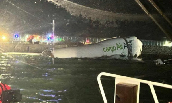 牛顺网 一货机在香港机场降落时冲出跑道坠海，致两人身亡！现场曝光