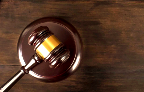 至德投资 男子伙同二人驾车撞死母亲骗保，“我和她关系很一般”